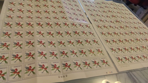 今天早上收到學校老師捐的郵票