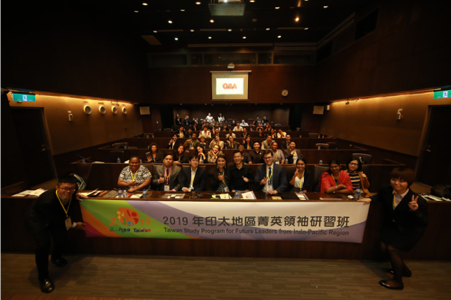 台醫師零食國民外交     外國青年笑開懷